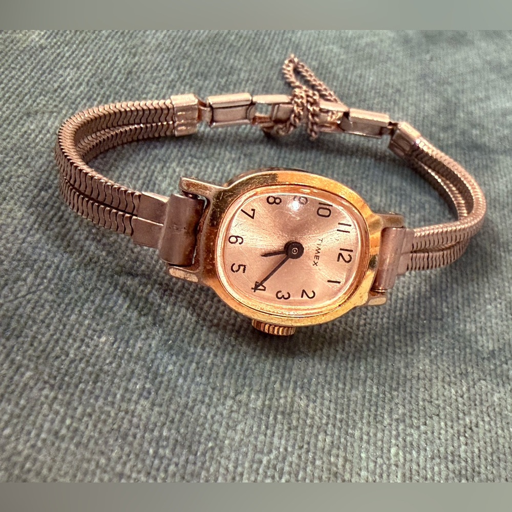 Vintage Timex Women’s Mechanical Watch – Gold-Tone Cushion Case (1960s–70s)